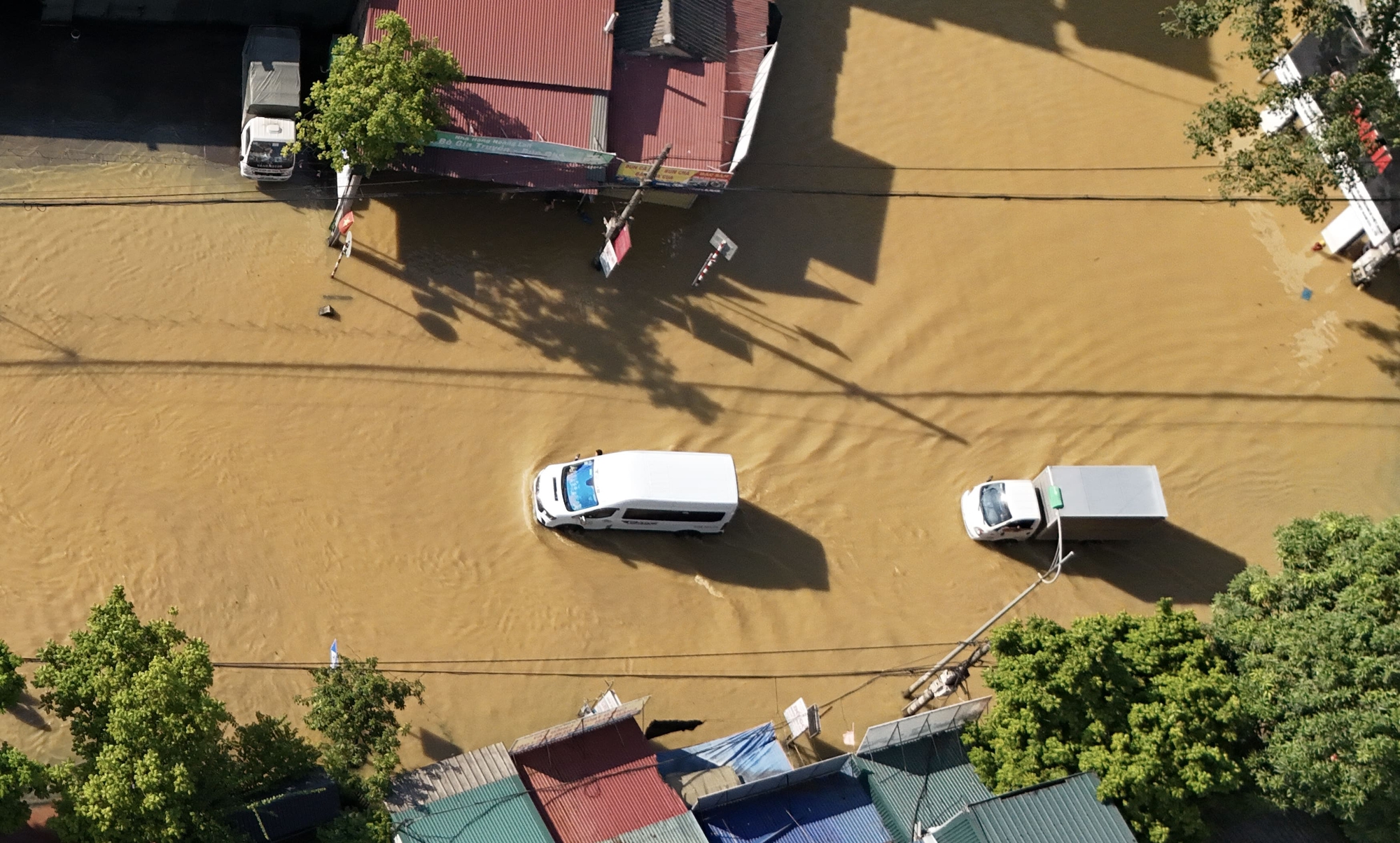 Nhìn từ flycam: Nước sông tràn bờ, quốc lộ ngăn cách, một vùng rộng lớn ở Hà Nội chìm trong biển nước- Ảnh 3. Nhìn từ flycam: Nước sông tràn bờ, quốc lộ ngăn cách, một vùng rộng lớn ở Hà Nội chìm trong biển nước- Ảnh 3.