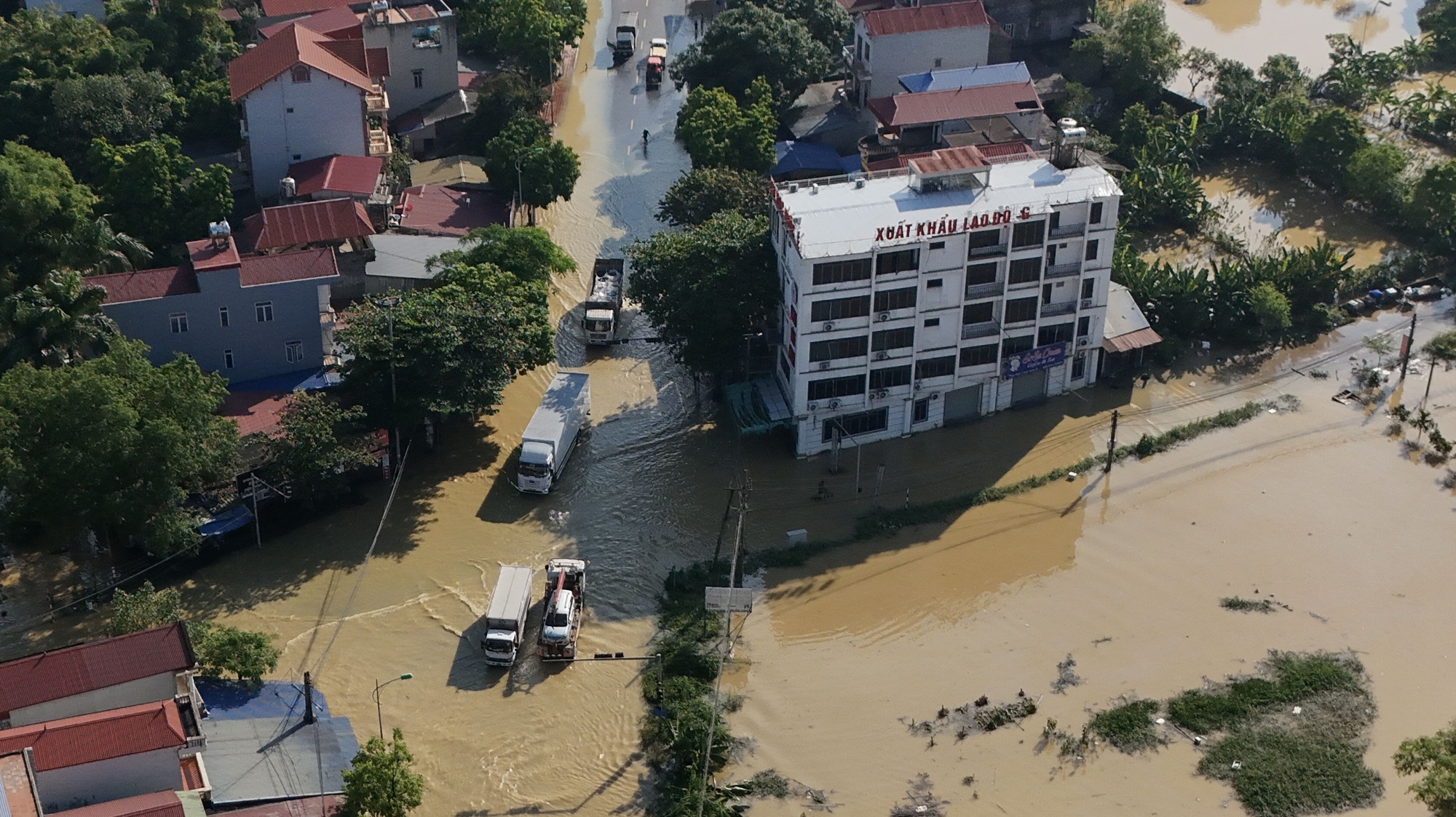 Nhìn từ flycam: Nước sông tràn bờ, quốc lộ ngăn cách, một vùng rộng lớn ở Hà Nội chìm trong biển nước- Ảnh 8. Nhìn từ flycam: Nước sông tràn bờ, quốc lộ ngăn cách, một vùng rộng lớn ở Hà Nội chìm trong biển nước- Ảnh 8.