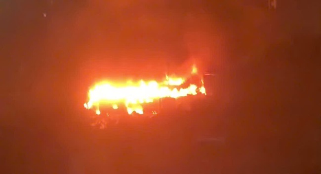 Ngôi nhà 4 tầng bị cháy 2 lần trong cùng một ngày- Ảnh 1.