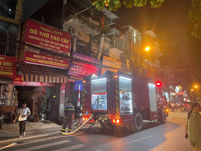 Ngôi nhà 4 tầng bị cháy 2 lần trong cùng một ngày- Ảnh 2.