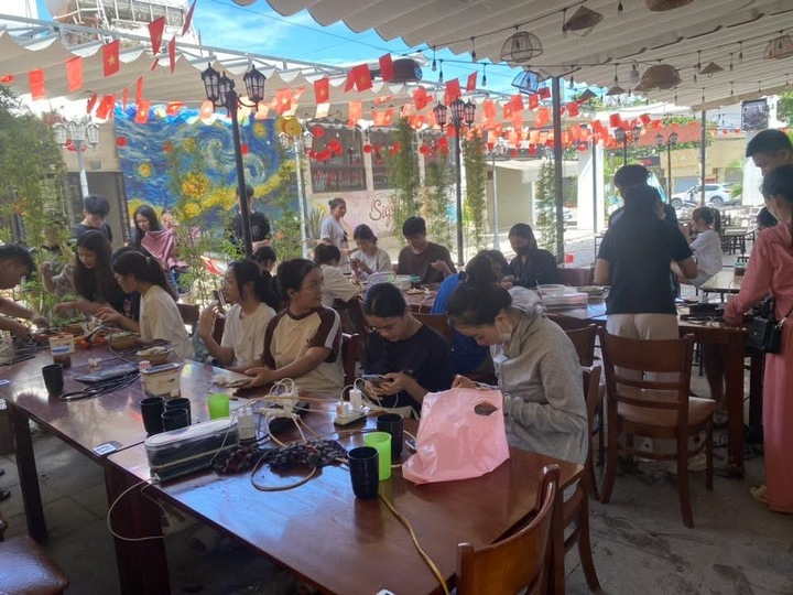 Chủ quán ăn ở Thái Nguyên hỗ trợ sinh viên sạc điện, ăn uống miễn phí- Ảnh 1.