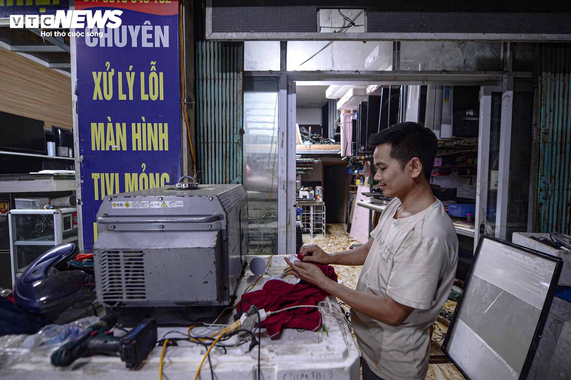 Mất điện sang ngày thứ ba, dân Thái Nguyên chạy máy phát dọn nhà sau lũ- Ảnh 11. Mất điện sang ngày thứ ba, dân Thái Nguyên chạy máy phát dọn nhà sau lũ- Ảnh 11.