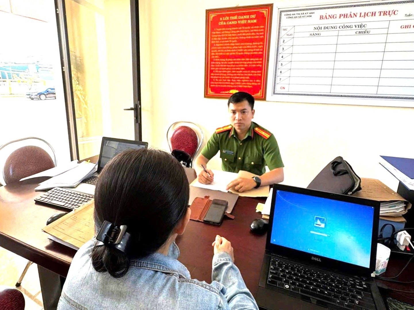 Nhận bill chuyển khoản 62 triệu đồng từ chồng, người phụ nữ SN 1977 định chuyển tiền tiếp thì được công an xã mời lên làm việc- Ảnh 1.