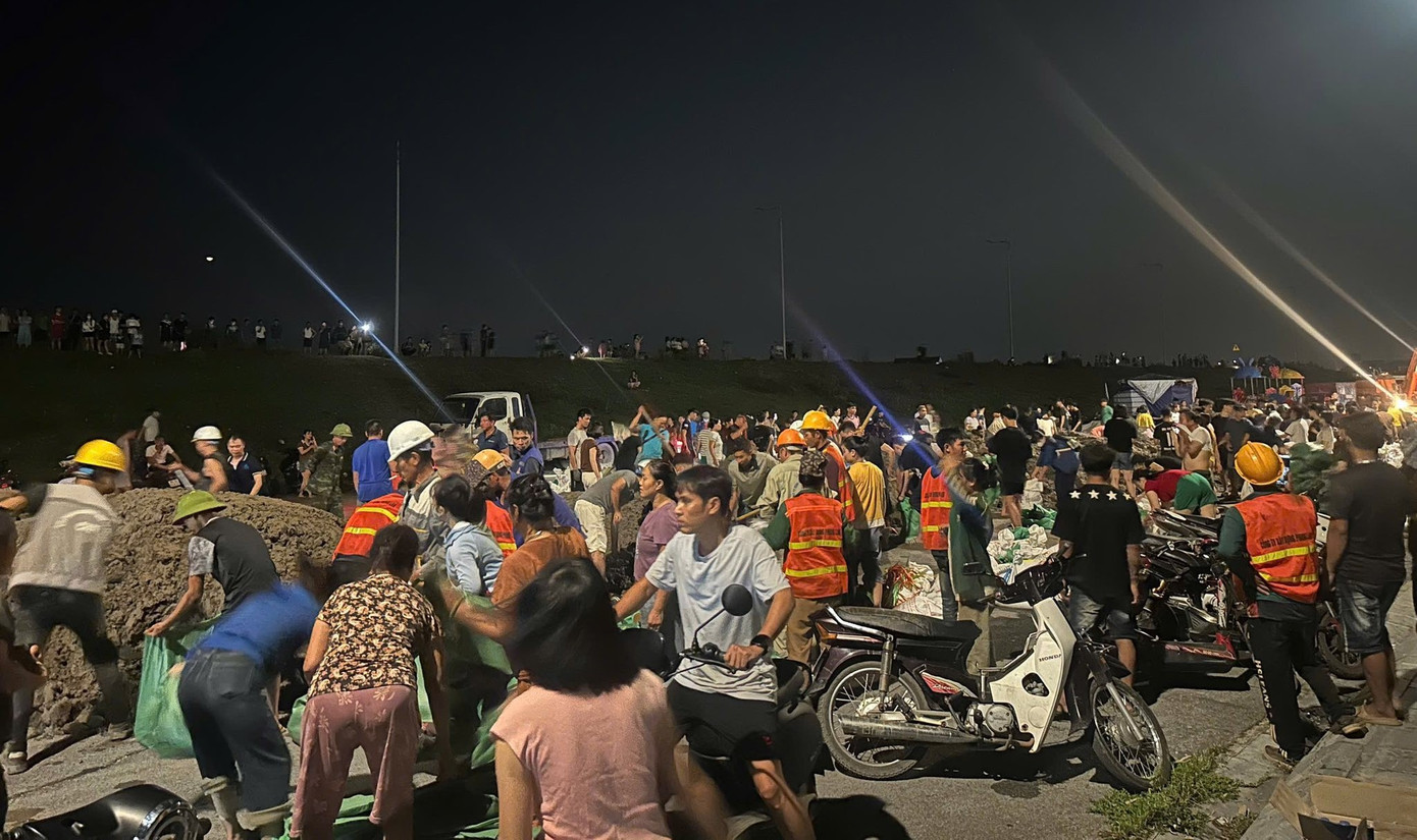 Nước sông Cầu dâng cao, các lực lượng căng mình đắp đê Tam Giang trong đêm- Ảnh 5. Nước sông Cầu dâng cao, các lực lượng căng mình đắp đê Tam Giang trong đêm- Ảnh 5.