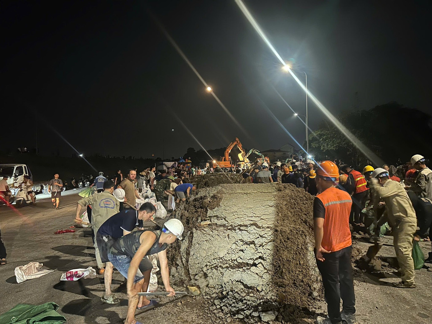 Nước sông Cầu dâng cao, các lực lượng căng mình đắp đê Tam Giang trong đêm- Ảnh 6. Nước sông Cầu dâng cao, các lực lượng căng mình đắp đê Tam Giang trong đêm- Ảnh 6.