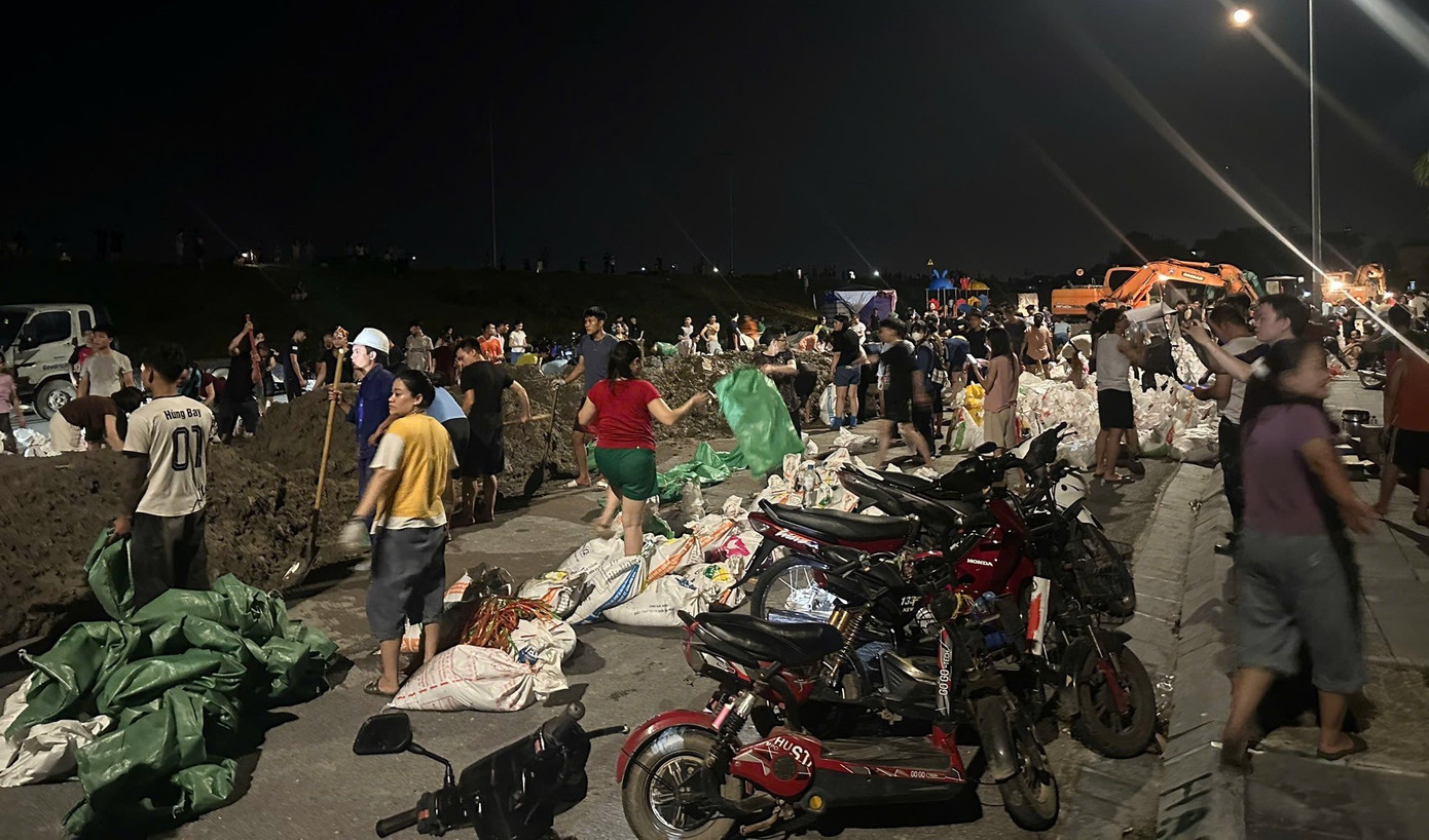 Nước sông Cầu dâng cao, các lực lượng căng mình đắp đê Tam Giang trong đêm- Ảnh 7. Nước sông Cầu dâng cao, các lực lượng căng mình đắp đê Tam Giang trong đêm- Ảnh 7.