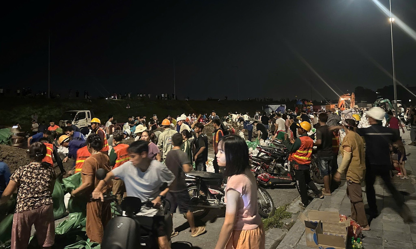 Nước sông Cầu dâng cao, các lực lượng căng mình đắp đê Tam Giang trong đêm- Ảnh 8. Nước sông Cầu dâng cao, các lực lượng căng mình đắp đê Tam Giang trong đêm- Ảnh 8.