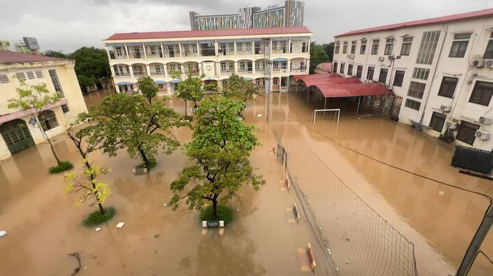 Trường ở Hà Nội cho học sinh học online suốt 10 ngày vì ngập- Ảnh 1. Trường ở Hà Nội cho học sinh học online suốt 10 ngày vì ngập- Ảnh 1.