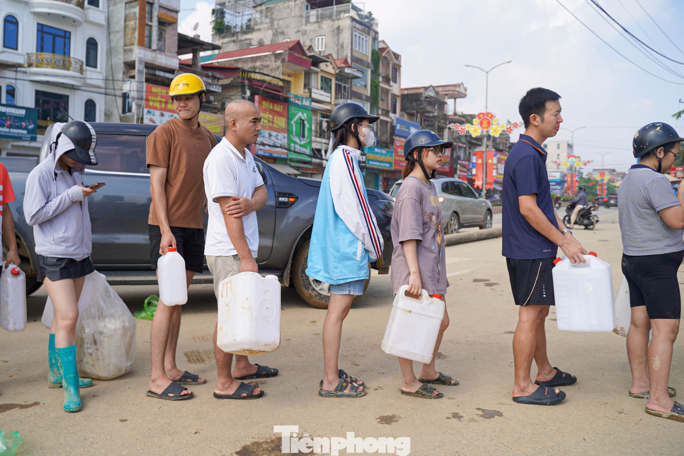 Thái Nguyên: Người dân xếp hàng dài, mang can nhựa đi mua xăng... để chạy máy phát- Ảnh 3. Thái Nguyên: Người dân xếp hàng dài, mang can nhựa đi mua xăng... để chạy máy phát- Ảnh 3.