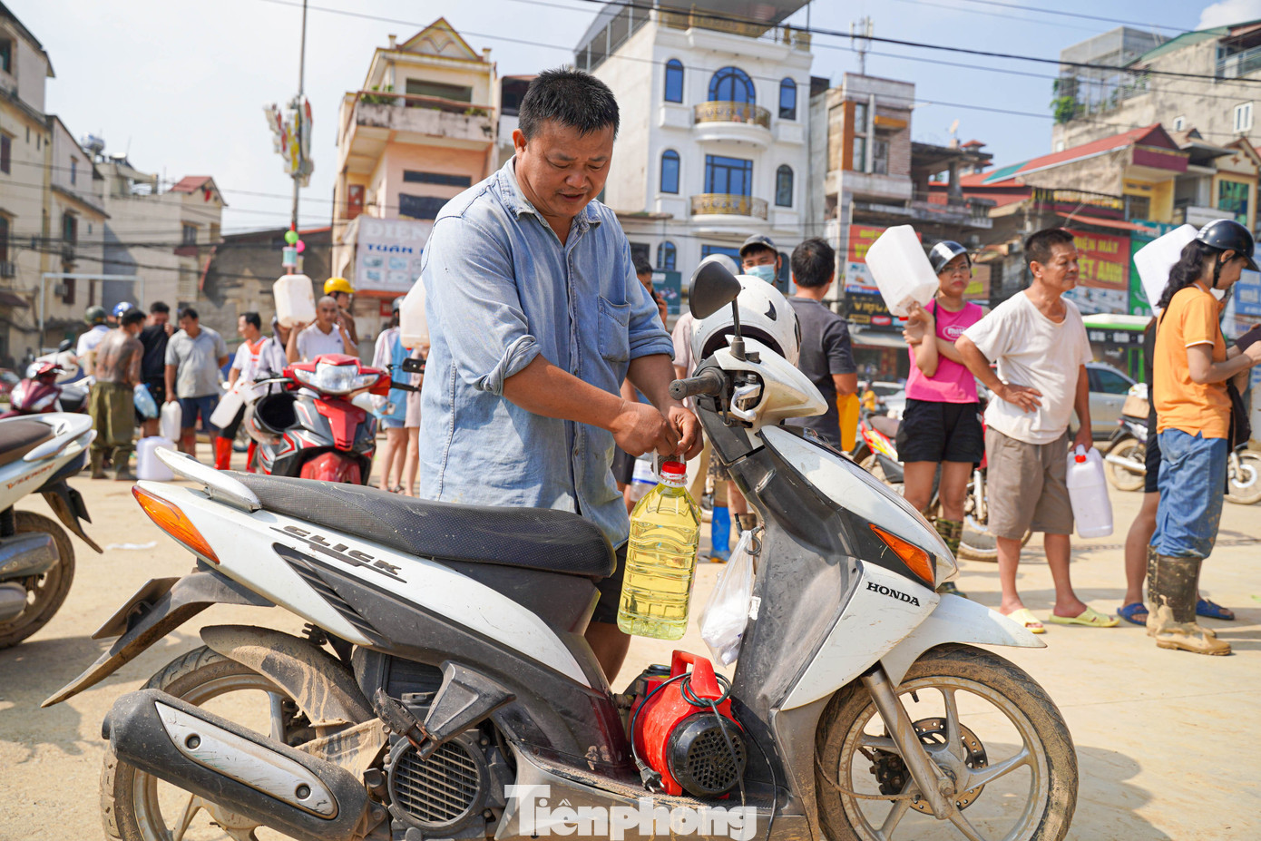 Thái Nguyên: Người dân xếp hàng dài, mang can nhựa đi mua xăng... để chạy máy phát- Ảnh 4. Thái Nguyên: Người dân xếp hàng dài, mang can nhựa đi mua xăng... để chạy máy phát- Ảnh 4.