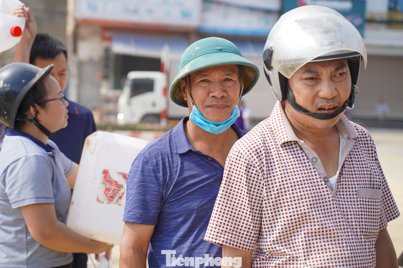 Thái Nguyên: Người dân xếp hàng dài, mang can nhựa đi mua xăng... để chạy máy phát- Ảnh 2. Thái Nguyên: Người dân xếp hàng dài, mang can nhựa đi mua xăng... để chạy máy phát- Ảnh 2.