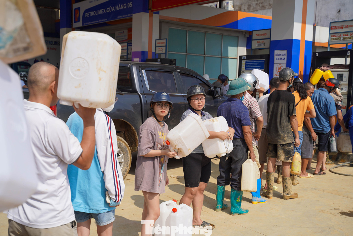 Thái Nguyên: Người dân xếp hàng dài, mang can nhựa đi mua xăng... để chạy máy phát- Ảnh 5. Thái Nguyên: Người dân xếp hàng dài, mang can nhựa đi mua xăng... để chạy máy phát- Ảnh 5.