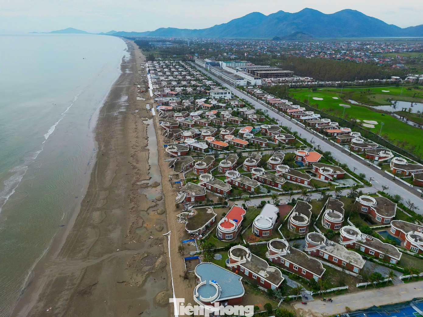 Tận thấy khu du lịch có hàng chục căn villa 'rách nát' do bão- Ảnh 2. Tận thấy khu du lịch có hàng chục căn villa 'rách nát' do bão- Ảnh 2.