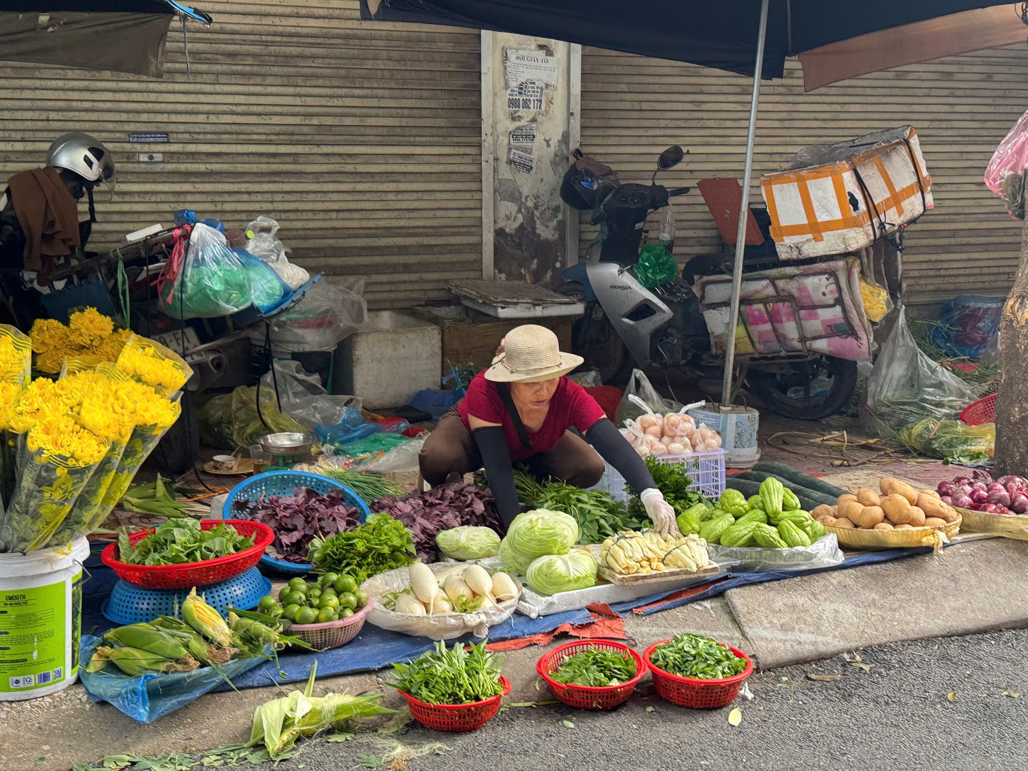 Giá rau xanh tại Hà Nội tăng gấp ba sau mưa bão- Ảnh 8. Giá rau xanh tại Hà Nội tăng gấp ba sau mưa bão- Ảnh 8.