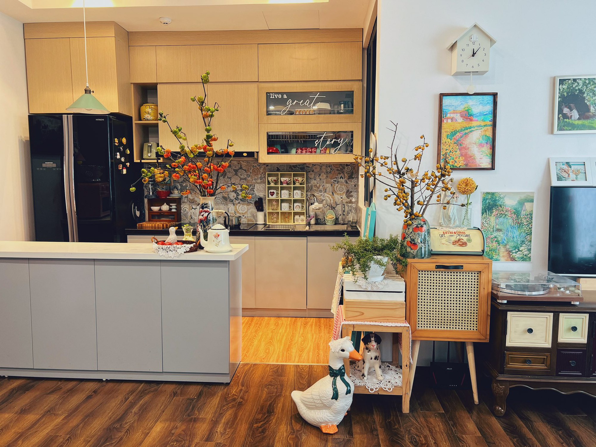 Căn bếp 6m² trong chung cư 70m² của mẹ 8X ở Hà Nội: Nhỏ thôi nhưng khiến ai cũng muốn dọn nhà và nấu ăn ngay lập tức- Ảnh 1.