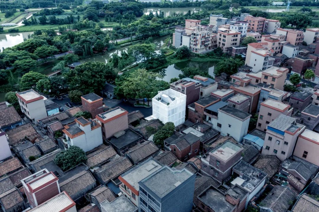 Người đàn ông 65 tuổi xây ngôi nhà “trong suốt” cho 3 thế hệ chung sống, nhìn vào ai cũng tự hỏi: “Không hiểu sống thế nào”- Ảnh 1.