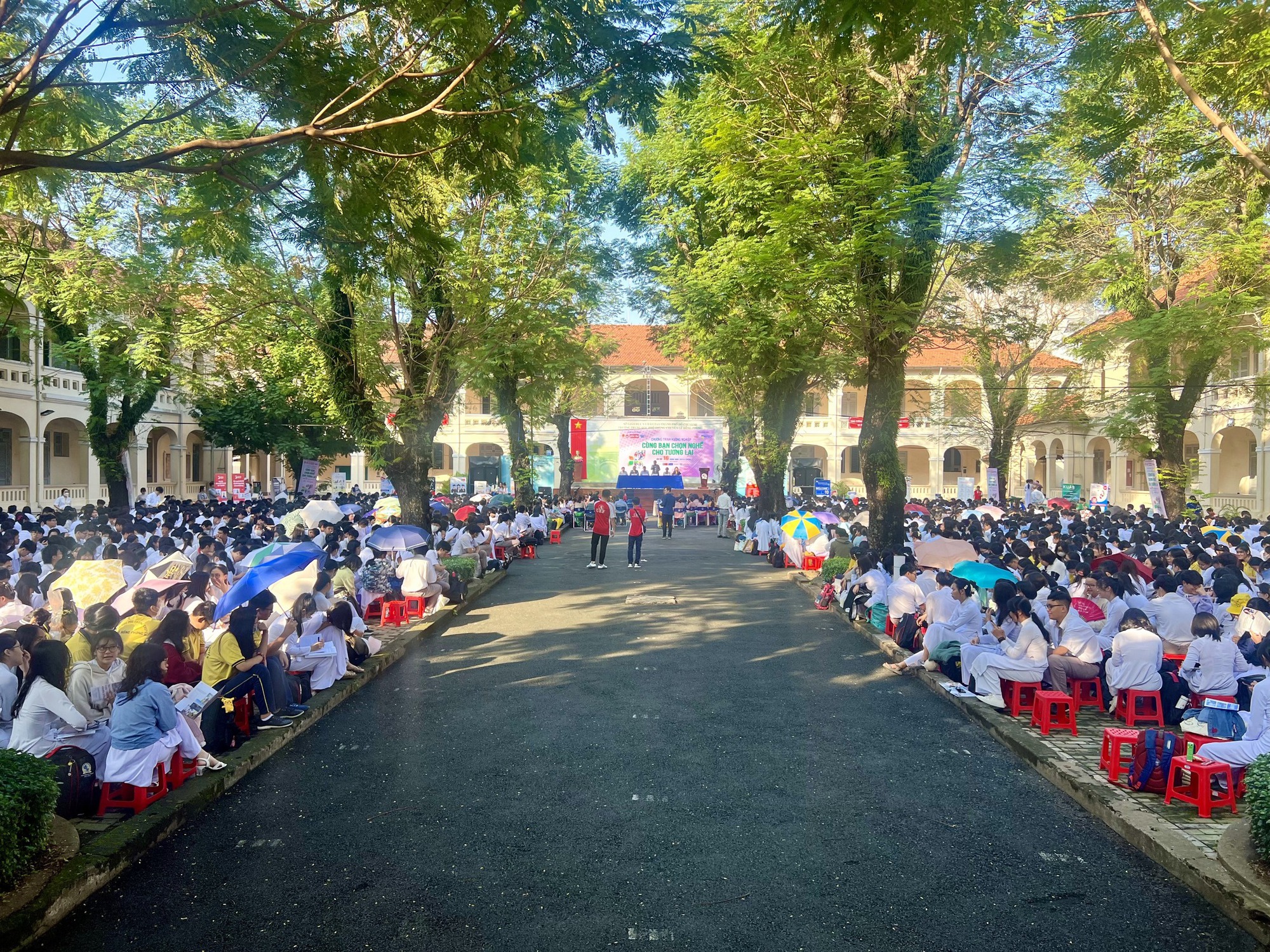 Một trường cấp 3 đình đám ngay trung tâm TP.HCM, chất lượng "đỉnh của chóp": Tiền học 1 tháng chưa tới 500 nghìn đồng!- Ảnh 3.