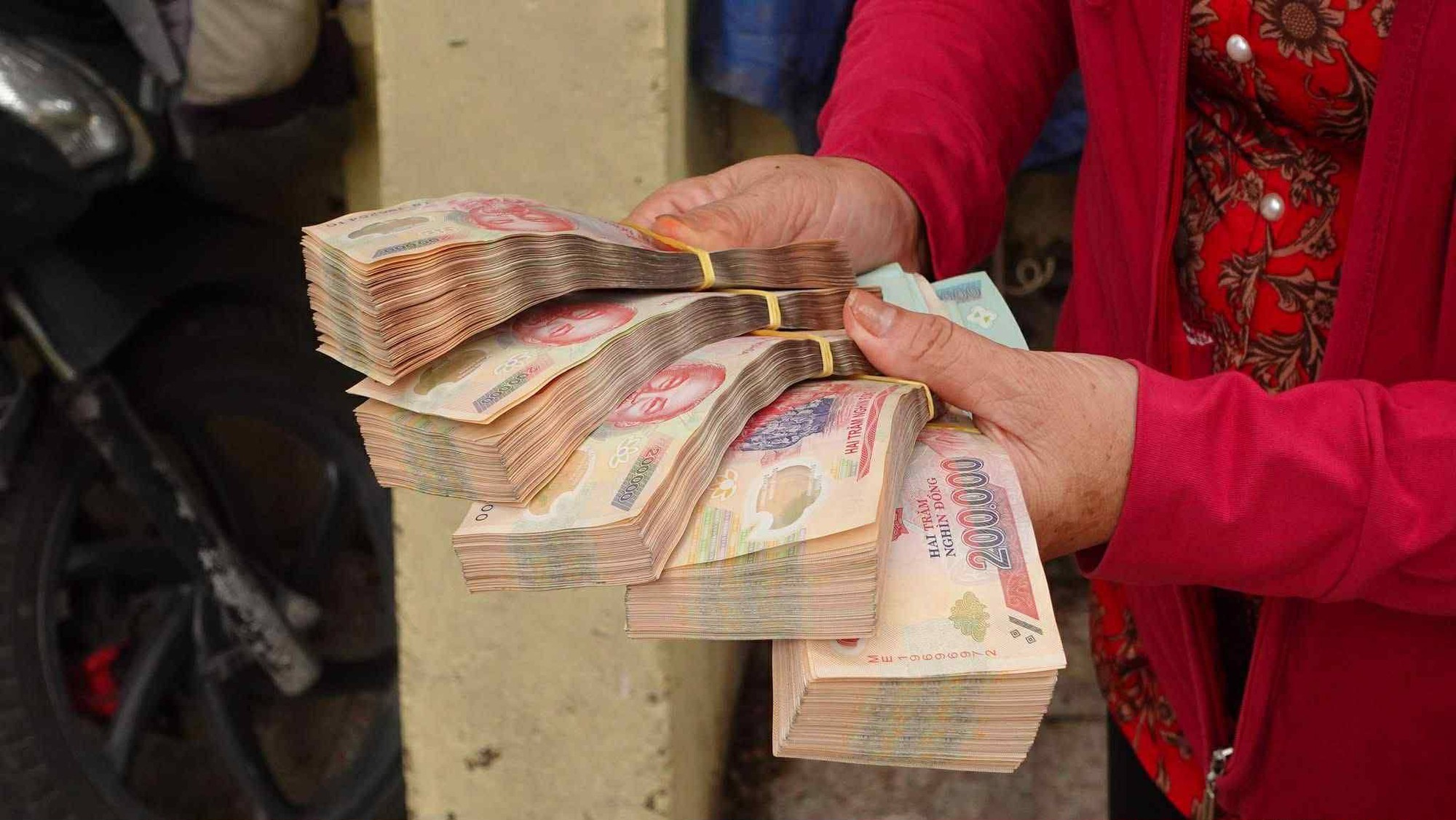 Người đàn ông ở TP.HCM trúng số đưa 100 triệu cho bếp cơm từ thiện: “Đừng nói tên, hết tiền thì nói Người đàn ông ở TP.HCM trúng số đưa 100 triệu cho bếp cơm từ thiện: “Đừng nói tên, hết tiền thì nói