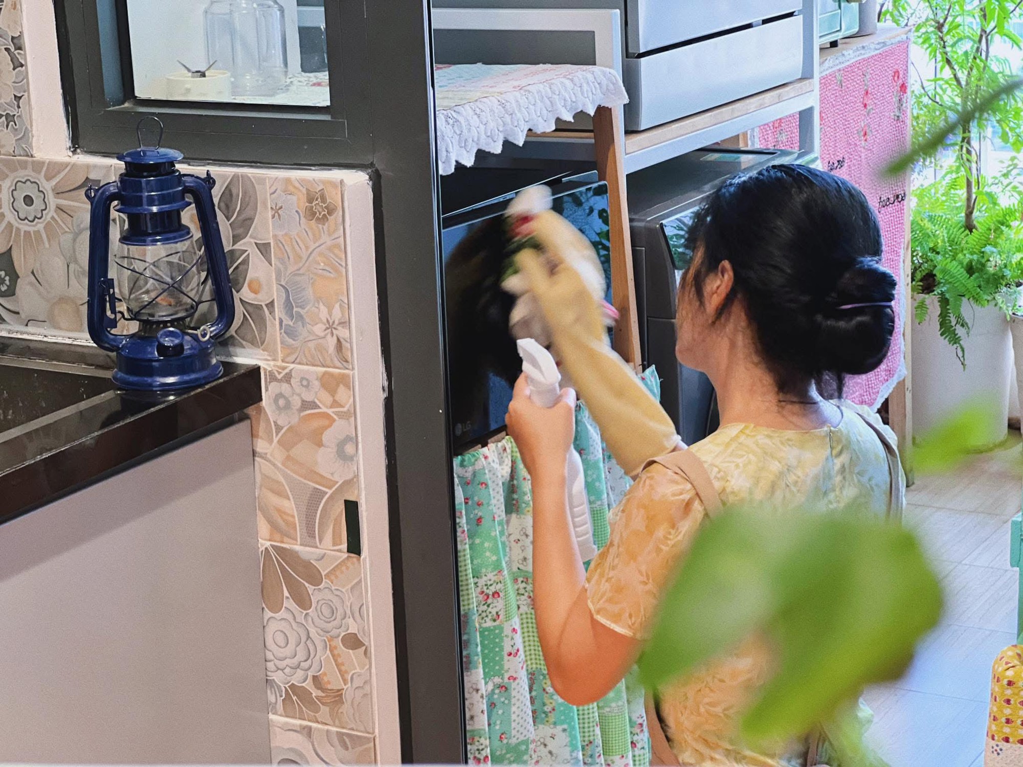 Căn bếp 6m² trong chung cư 70m² của mẹ 8X ở Hà Nội: Nhỏ thôi nhưng khiến ai cũng muốn dọn nhà và nấu ăn ngay lập tức- Ảnh 6.