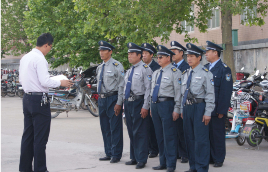 Cựu giám đốc lương hưu 37 triệu/tháng vẫn đi làm bảo vệ, 3 năm sau khiến ai cũng phải khâm phục: "Tôi không làm việc vì thiếu tiền"- Ảnh 1. Cựu giám đốc lương hưu 37 triệu/tháng vẫn đi làm bảo vệ, 3 năm sau khiến ai cũng phải khâm phục: "Tôi không làm việc vì thiếu tiền"- Ảnh 1.