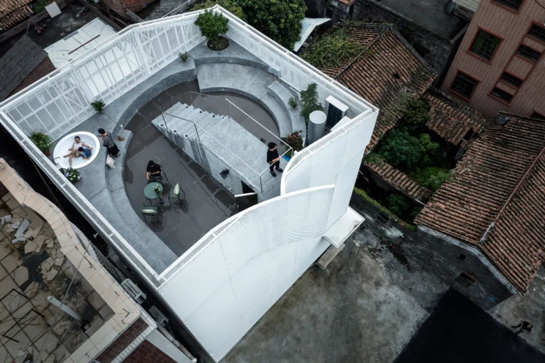 Người đàn ông 65 tuổi xây ngôi nhà “trong suốt” cho 3 thế hệ chung sống, nhìn vào ai cũng tự hỏi: “Không hiểu sống thế nào”- Ảnh 12.