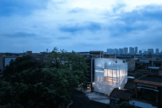 Người đàn ông 65 tuổi xây ngôi nhà “trong suốt” cho 3 thế hệ chung sống, nhìn vào ai cũng tự hỏi: “Không hiểu sống thế nào”- Ảnh 2.