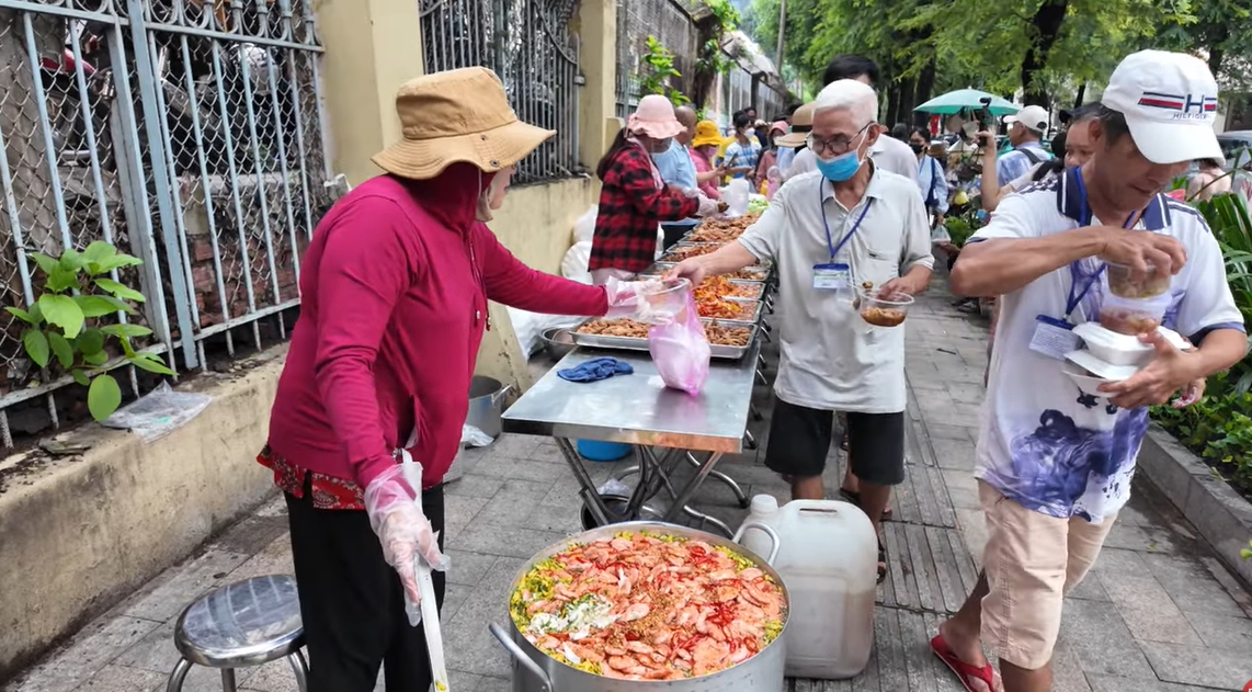 Người đàn ông ở TP.HCM trúng số đưa 100 triệu cho bếp cơm từ thiện: “Đừng nói tên, hết tiền thì nói Người đàn ông ở TP.HCM trúng số đưa 100 triệu cho bếp cơm từ thiện: “Đừng nói tên, hết tiền thì nói