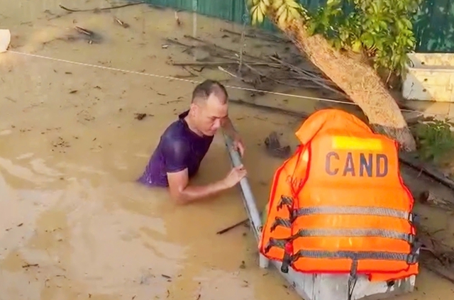 VIDEO: Phó trưởng công an xã bất chấp nguy hiểm lặn xuống dòng nước lũ, phá cửa cứu hai mẹ con- Ảnh 1. VIDEO: Phó trưởng công an xã bất chấp nguy hiểm lặn xuống dòng nước lũ, phá cửa cứu hai mẹ con- Ảnh 1.