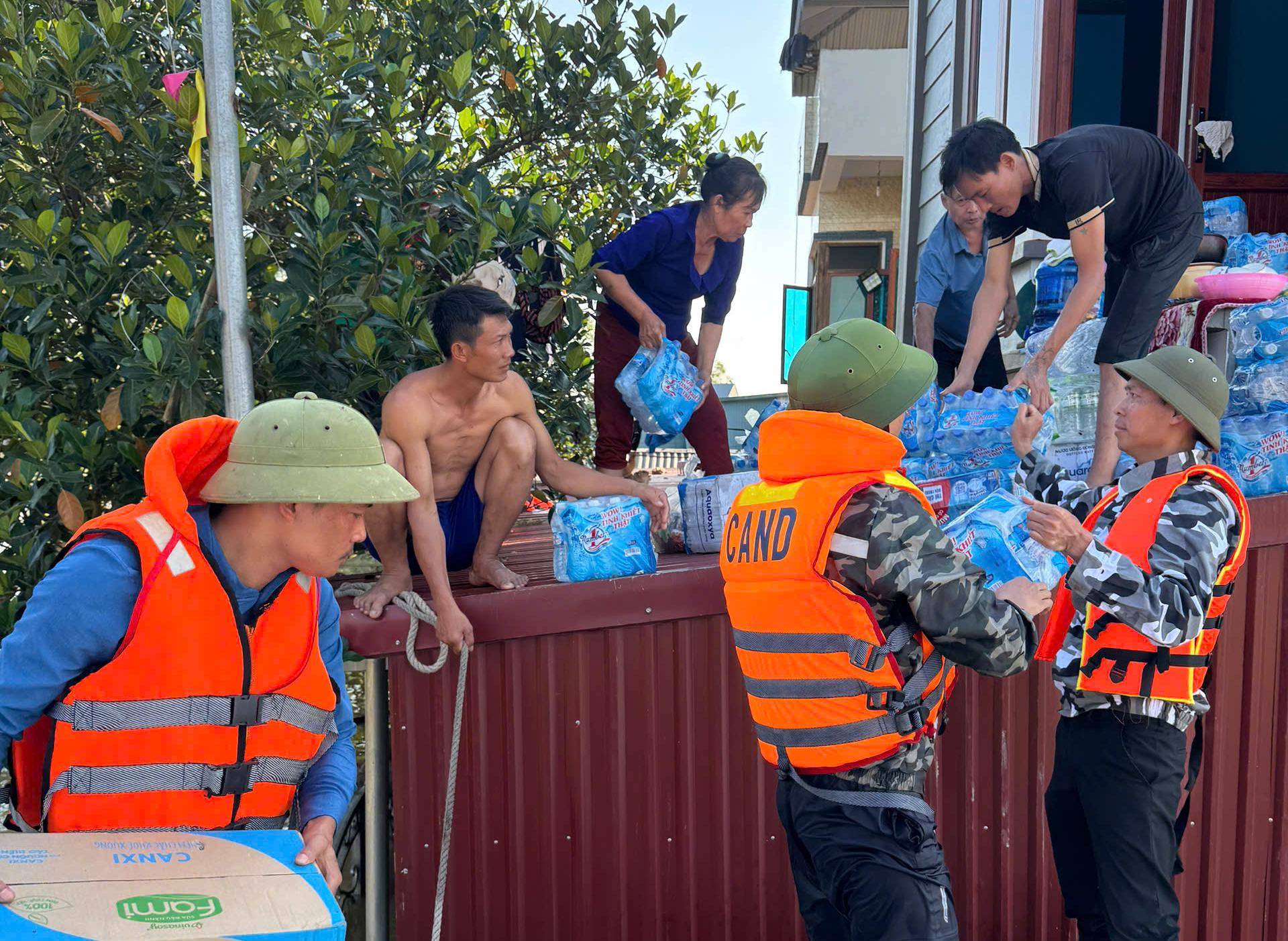 VIDEO: Phó trưởng công an xã bất chấp nguy hiểm lặn xuống dòng nước lũ, phá cửa cứu hai mẹ con- Ảnh 4. VIDEO: Phó trưởng công an xã bất chấp nguy hiểm lặn xuống dòng nước lũ, phá cửa cứu hai mẹ con- Ảnh 4.
