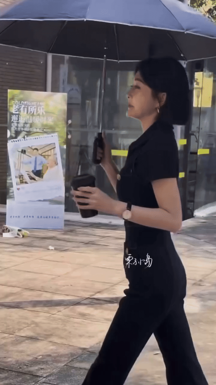 Nữ diễn viên 46 tuổi lộ eo khó tin, không hổ danh "Hoàng hậu đẹp nhất màn ảnh"- Ảnh 1. Nữ diễn viên 46 tuổi lộ eo khó tin, không hổ danh "Hoàng hậu đẹp nhất màn ảnh"- Ảnh 1.