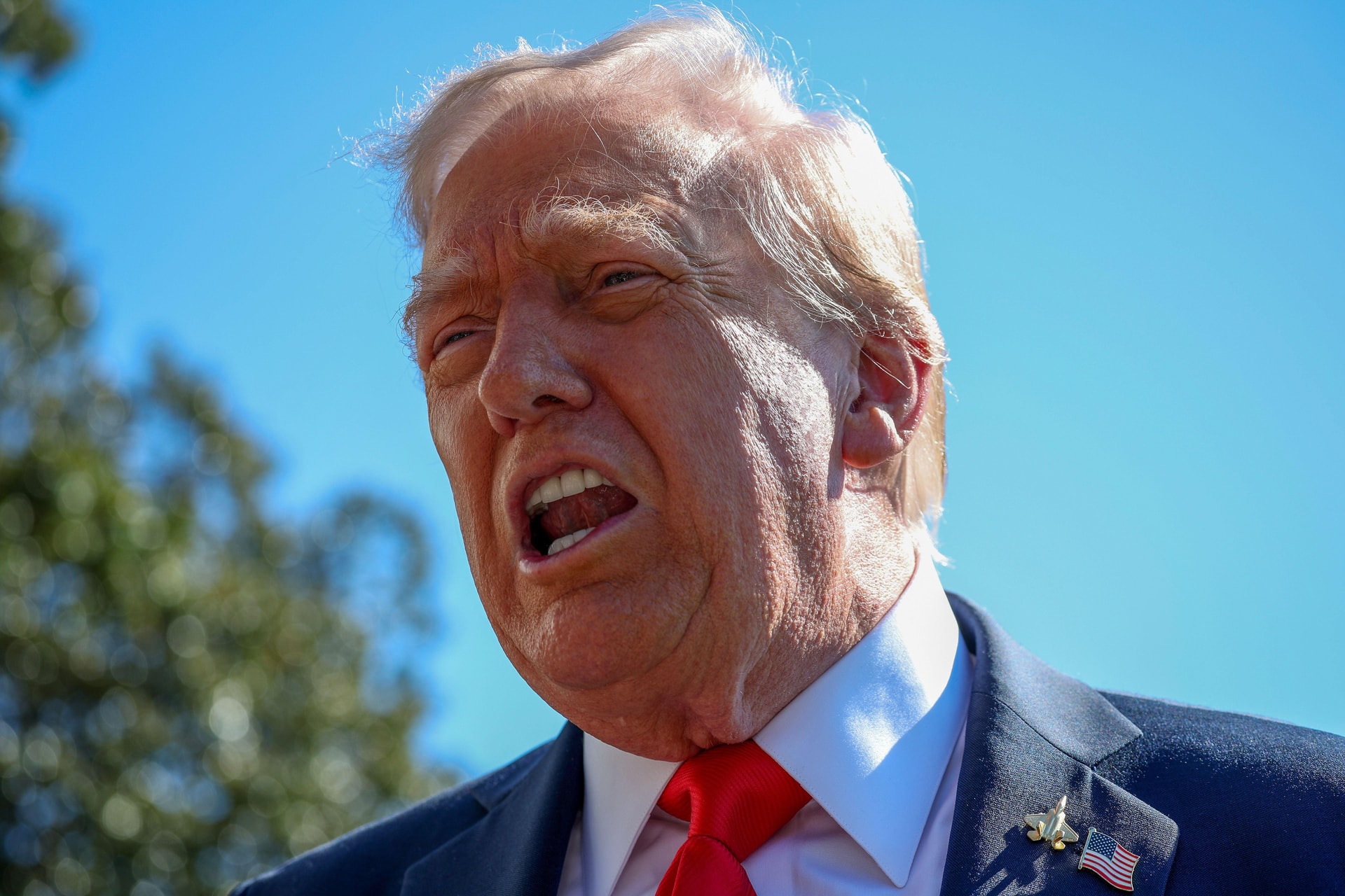 Ông Trump tuyên bố đánh thêm thuế 100% với hàng hoá Trung Quốc, chứng khoán Mỹ "rớt thảm" nhất kể từ khi Mỹ áp thuế "cả thế giới"- Ảnh 1.