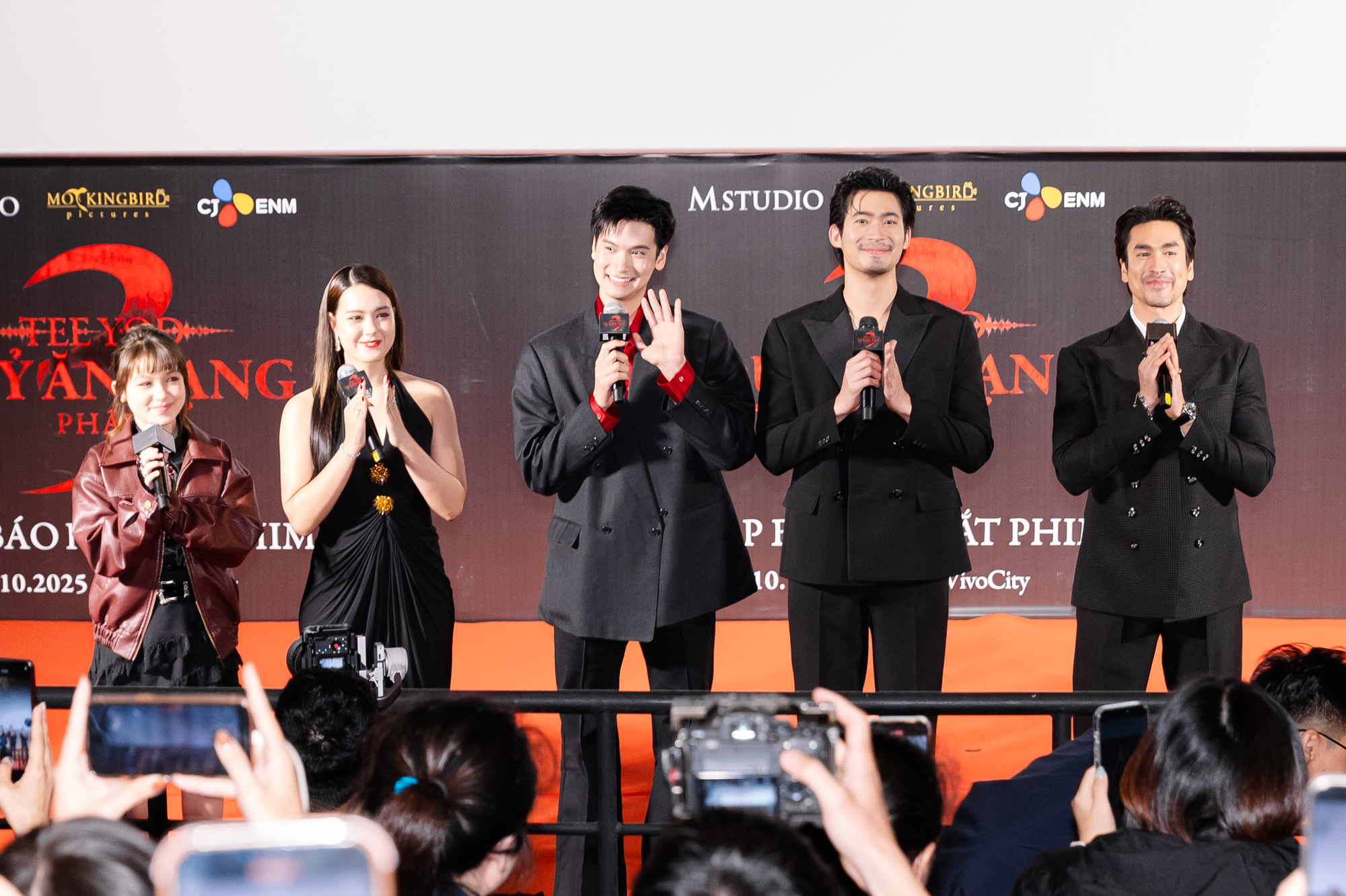 Clip hot: Nam thần Thái Lan đẹp quá mức chịu đựng khi tới Việt Nam, bắt trend nhạc Việt bùng nổ MXH- Ảnh 3. Clip hot: Nam thần Thái Lan đẹp quá mức chịu đựng khi tới Việt Nam, bắt trend nhạc Việt bùng nổ MXH- Ảnh 3.