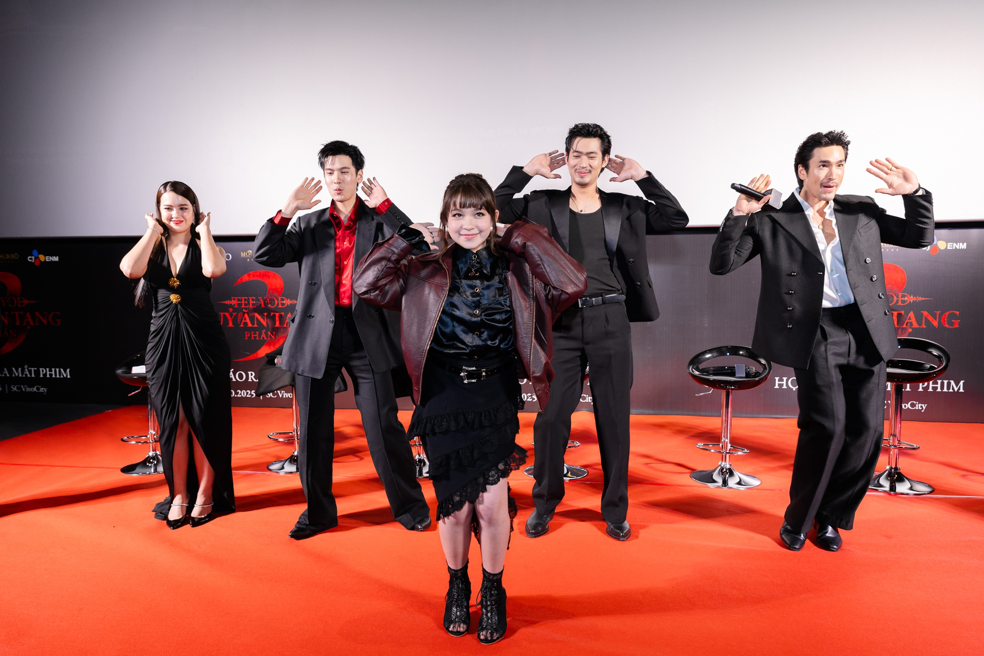 Clip hot: Nam thần Thái Lan đẹp quá mức chịu đựng khi tới Việt Nam, bắt trend nhạc Việt bùng nổ MXH- Ảnh 4. Clip hot: Nam thần Thái Lan đẹp quá mức chịu đựng khi tới Việt Nam, bắt trend nhạc Việt bùng nổ MXH- Ảnh 4.