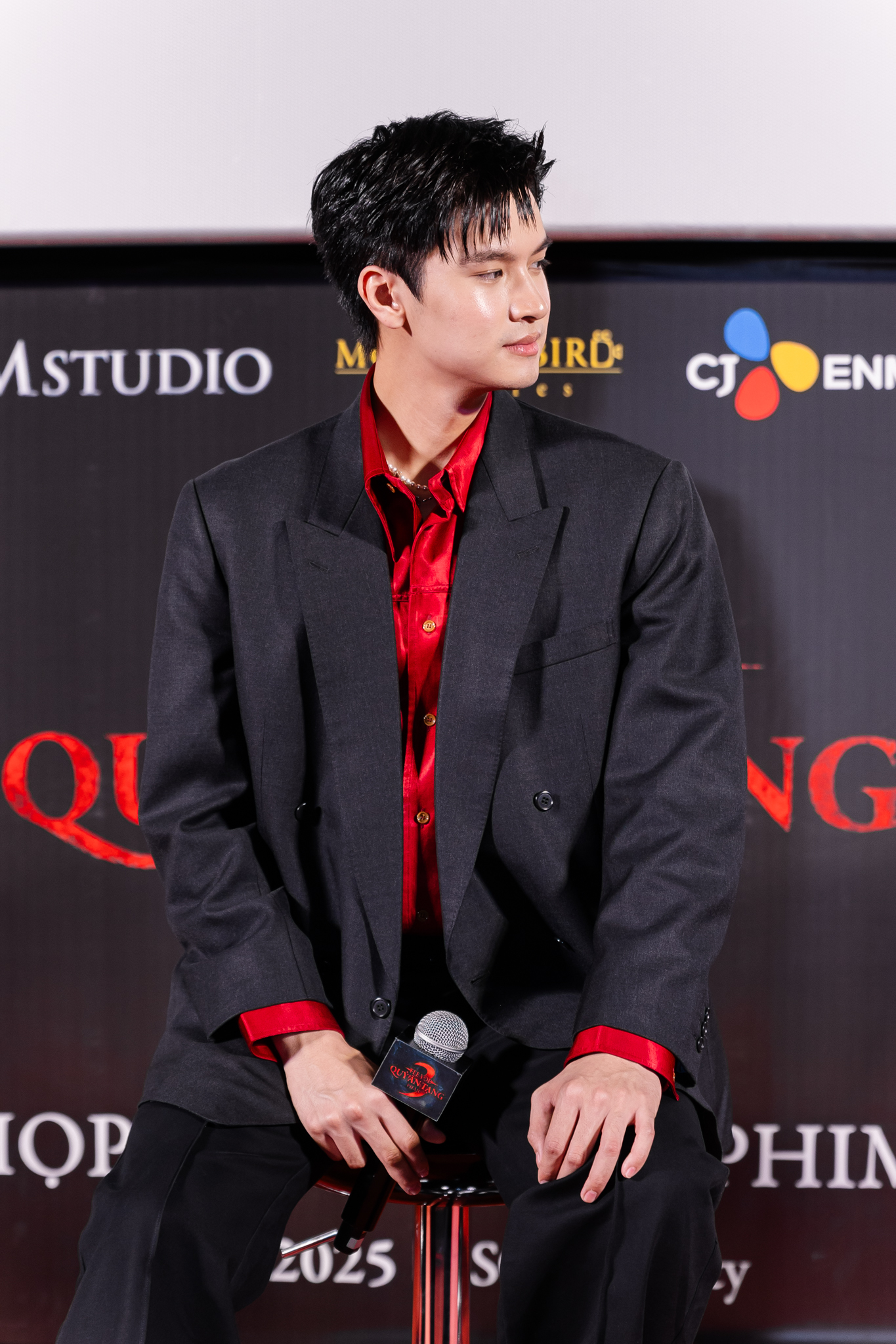 Clip hot: Nam thần Thái Lan đẹp quá mức chịu đựng khi tới Việt Nam, bắt trend nhạc Việt bùng nổ MXH- Ảnh 8. Clip hot: Nam thần Thái Lan đẹp quá mức chịu đựng khi tới Việt Nam, bắt trend nhạc Việt bùng nổ MXH- Ảnh 8.