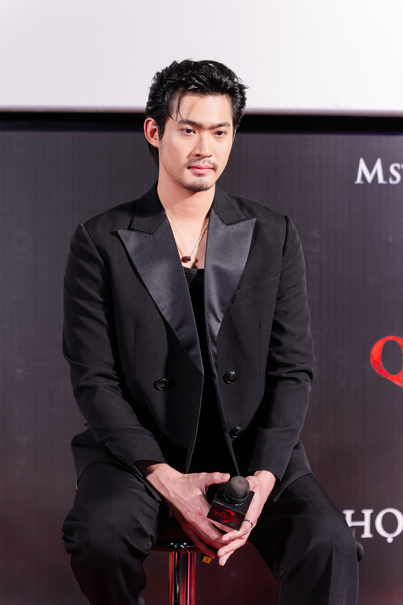 Clip hot: Nam thần Thái Lan đẹp quá mức chịu đựng khi tới Việt Nam, bắt trend nhạc Việt bùng nổ MXH- Ảnh 7. Clip hot: Nam thần Thái Lan đẹp quá mức chịu đựng khi tới Việt Nam, bắt trend nhạc Việt bùng nổ MXH- Ảnh 7.