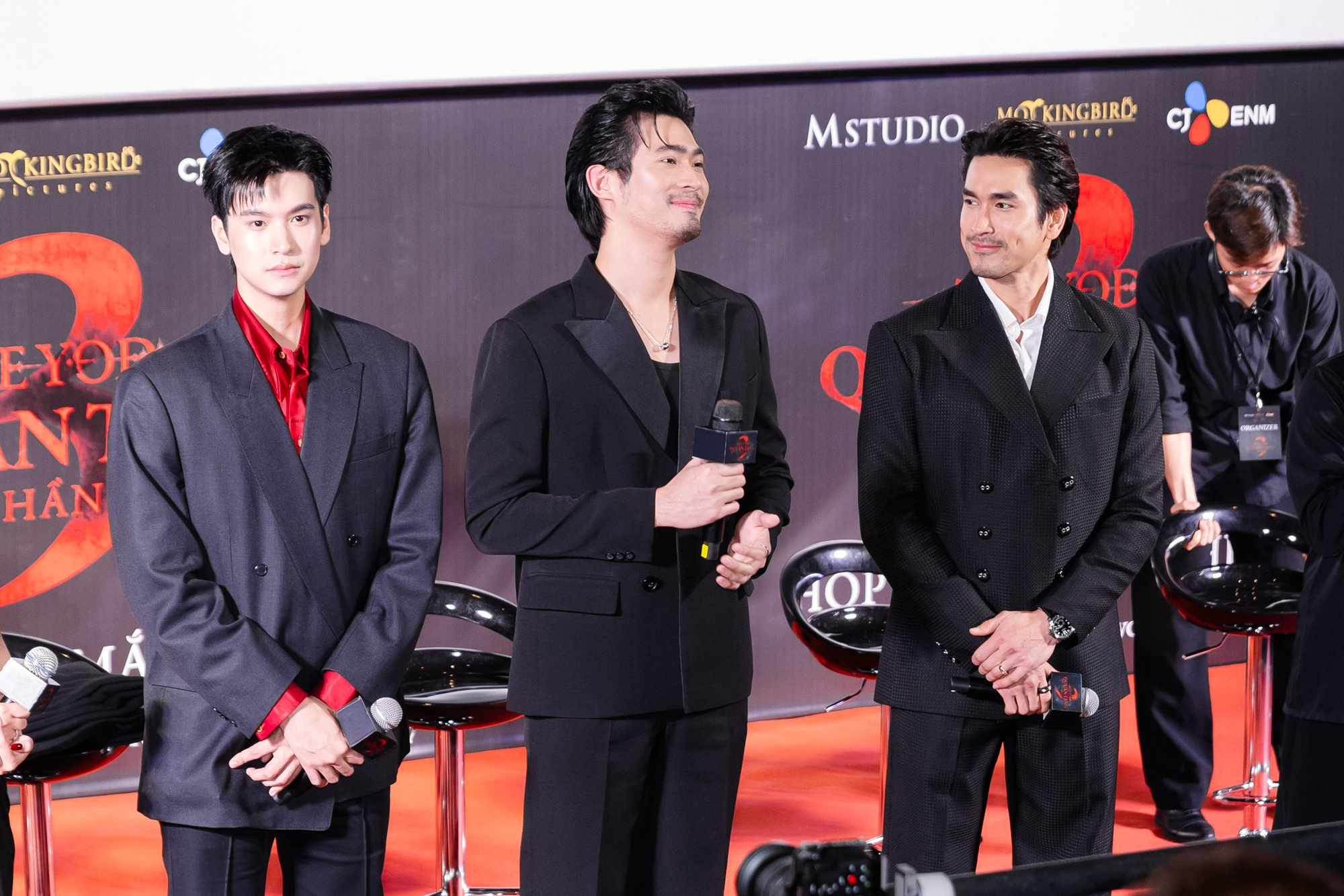 Clip hot: Nam thần Thái Lan đẹp quá mức chịu đựng khi tới Việt Nam, bắt trend nhạc Việt bùng nổ MXH- Ảnh 2. Clip hot: Nam thần Thái Lan đẹp quá mức chịu đựng khi tới Việt Nam, bắt trend nhạc Việt bùng nổ MXH- Ảnh 2.