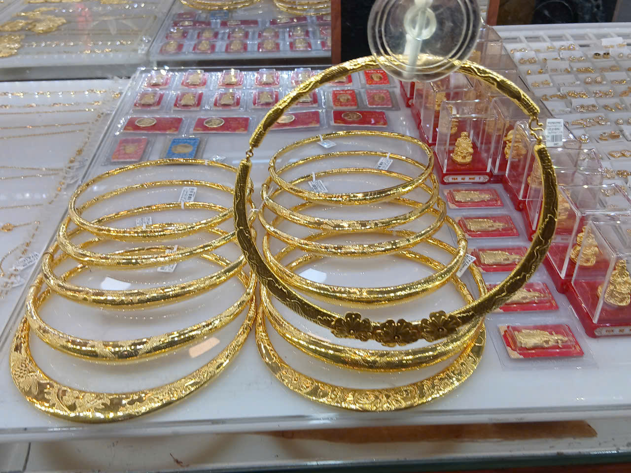 Ngân hàng thương mại nói gì về nhập khẩu và sản xuất vàng?- Ảnh 1. Ngân hàng thương mại nói gì về nhập khẩu và sản xuất vàng?- Ảnh 1.