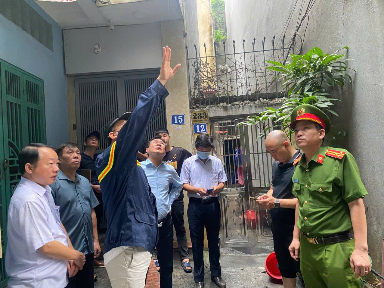 Hiện trường thương tâm vụ cháy khiến cả nhà 5 người tử vong tại Hà Nội- Ảnh 4. Hiện trường thương tâm vụ cháy khiến cả nhà 5 người tử vong tại Hà Nội- Ảnh 4.
