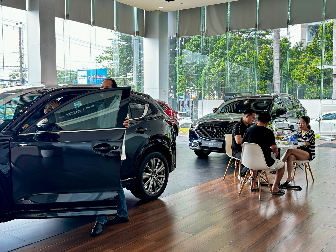 Thị trường ô tô Việt khởi sắc- Ảnh 1. Thị trường ô tô Việt khởi sắc- Ảnh 1.