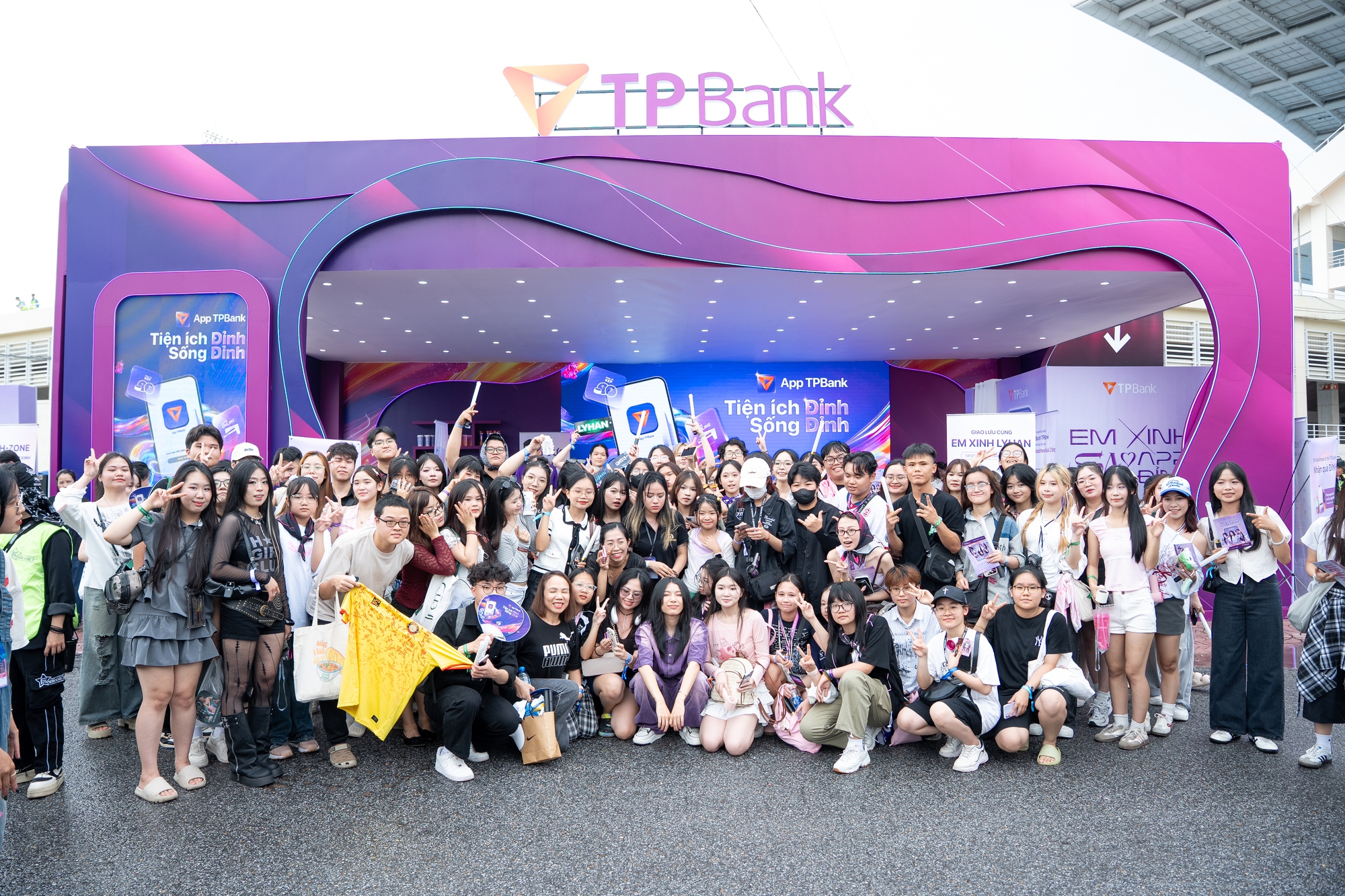 Hiểu fan Em Xinh 'Say Hi' hết cỡ, TPBank 'ghi điểm' tuyệt đối- Ảnh 4. Hiểu fan Em Xinh 'Say Hi' hết cỡ, TPBank 'ghi điểm' tuyệt đối- Ảnh 4.