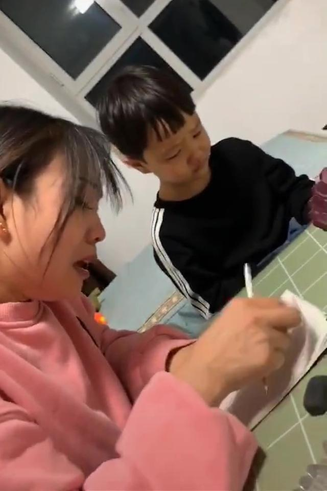 Cậu bé làm phép tính "11-4=7" bị gạch sai, mẹ lên kiện cô giáo thì nhận về cái kết đắng: "Cả lớp này mỗi con chị sai thôi"- Ảnh 1. Cậu bé làm phép tính "11-4=7" bị gạch sai, mẹ lên kiện cô giáo thì nhận về cái kết đắng: "Cả lớp này mỗi con chị sai thôi"- Ảnh 1.