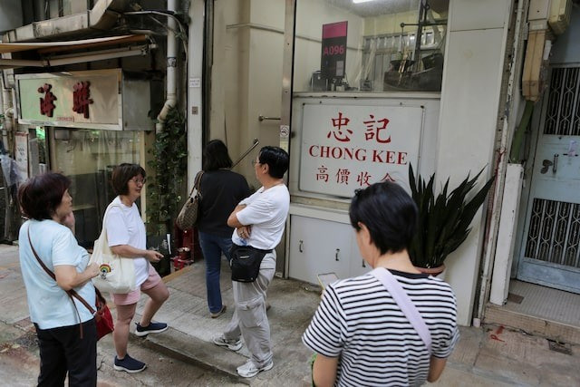 Giá vàng phá đỉnh: Người Hồng Kông (Trung Quốc) bán tháo, khách Úc xếp hàng mua- Ảnh 1. Giá vàng phá đỉnh: Người Hồng Kông (Trung Quốc) bán tháo, khách Úc xếp hàng mua- Ảnh 1.