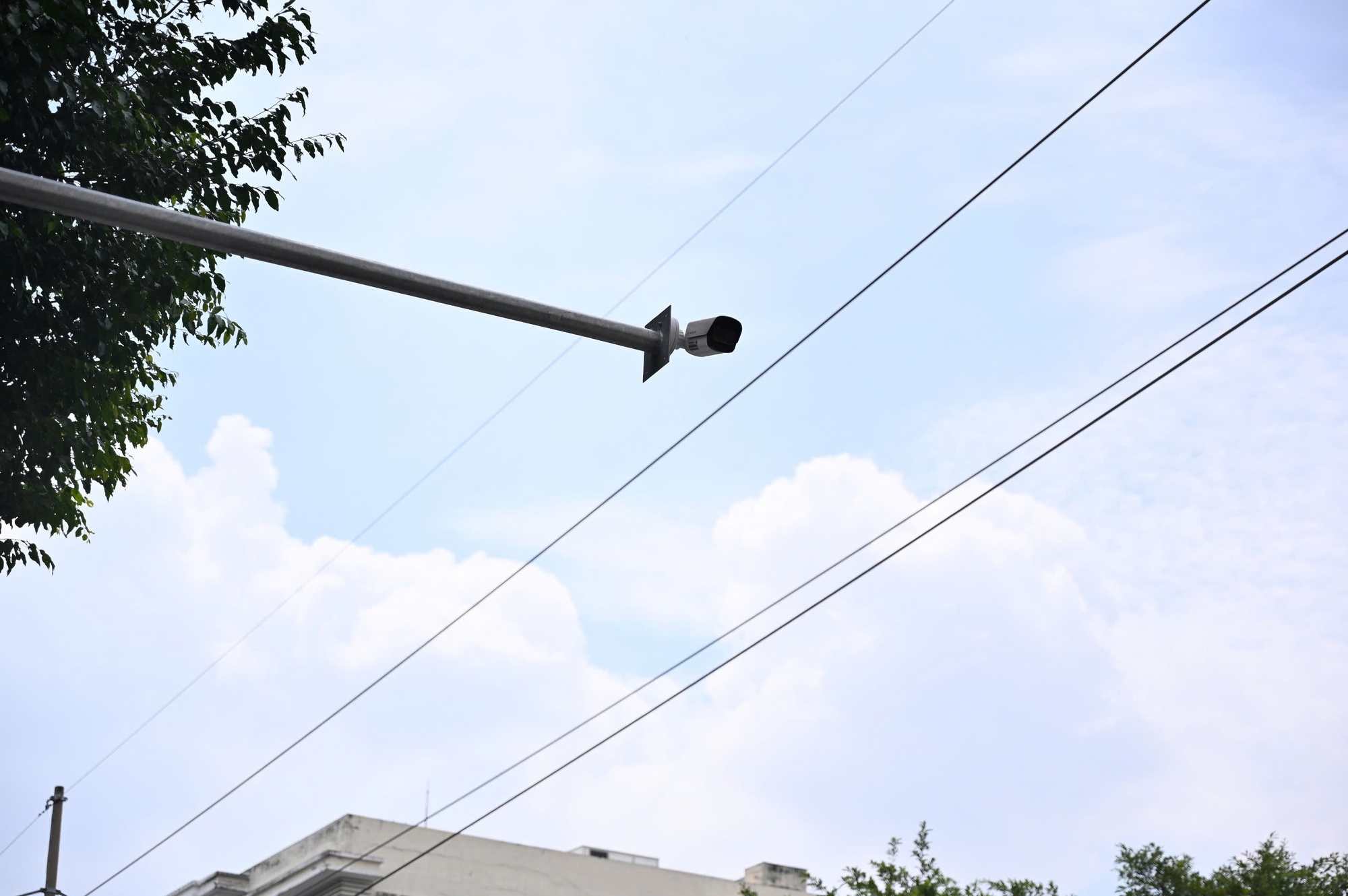 Số vụ vượt đèn đỏ, không đội mũ bảo hiểm ở TP HCM giảm sâu khi có camera AI- Ảnh 1. Số vụ vượt đèn đỏ, không đội mũ bảo hiểm ở TP HCM giảm sâu khi có camera AI- Ảnh 1.