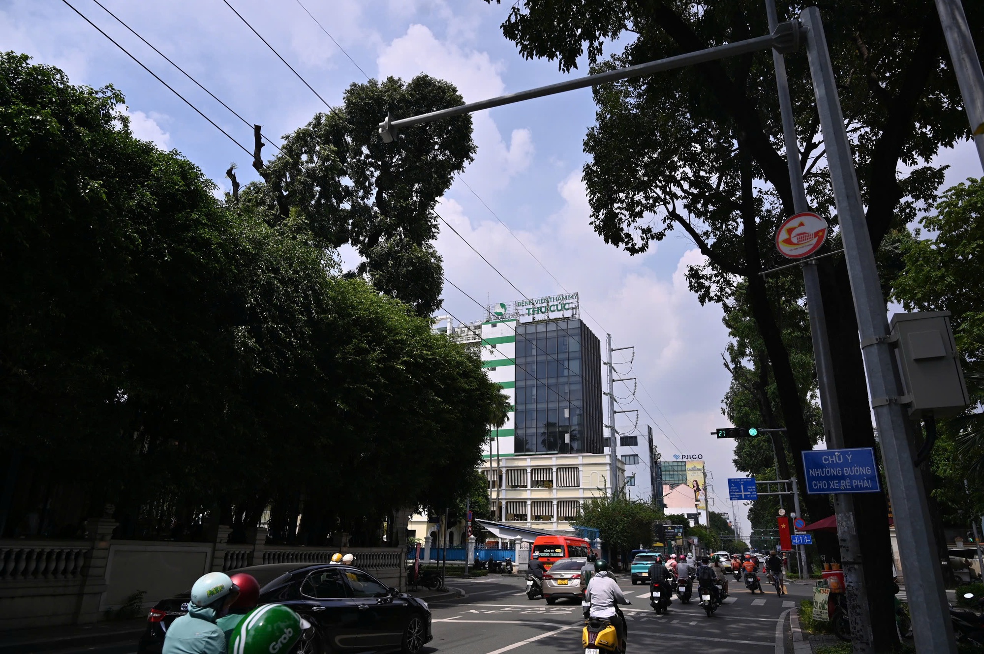 Số vụ vượt đèn đỏ, không đội mũ bảo hiểm ở TP HCM giảm sâu khi có camera AI- Ảnh 2. Số vụ vượt đèn đỏ, không đội mũ bảo hiểm ở TP HCM giảm sâu khi có camera AI- Ảnh 2.