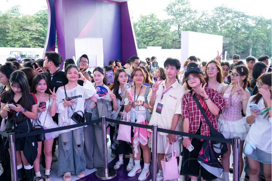 Hiểu fan Em Xinh 'Say Hi' hết cỡ, TPBank 'ghi điểm' tuyệt đối- Ảnh 2. Hiểu fan Em Xinh 'Say Hi' hết cỡ, TPBank 'ghi điểm' tuyệt đối- Ảnh 2.