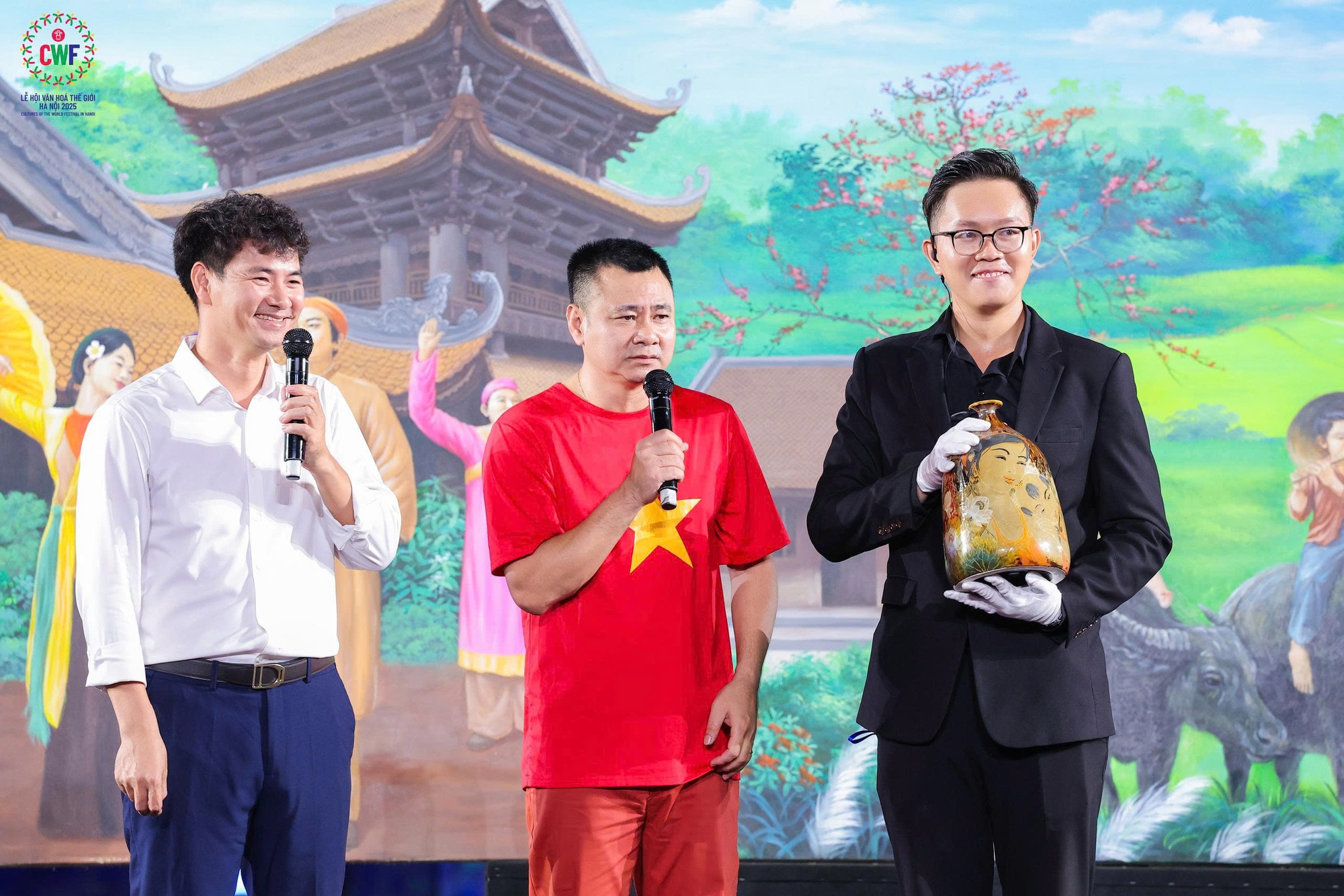 NSND Xuân Bắc, NSND Tự Long làm 'nóng' phiên đấu giá, thu về 2,5 tỷ đồng để ủng hộ người dân vùng lũ- Ảnh 5.