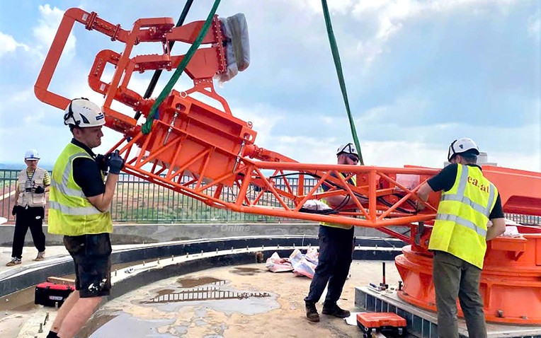 Các chuyên gia nước ngoài thi công lắp đặt hệ thống radar giám sát tại Sân bay Long Thành. 