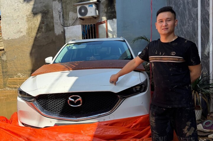 Chi 800 nghìn đồng bọc bạt ô tô tránh lũ, chủ xe Thái Nguyên bảo toàn 'xế cưng'- Ảnh 1. Chi 800 nghìn đồng bọc bạt ô tô tránh lũ, chủ xe Thái Nguyên bảo toàn 'xế cưng'- Ảnh 1.
