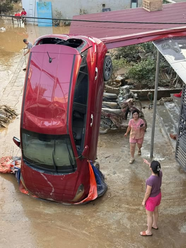 Chi 800 nghìn đồng bọc bạt ô tô tránh lũ, chủ xe Thái Nguyên bảo toàn 'xế cưng'- Ảnh 3. Chi 800 nghìn đồng bọc bạt ô tô tránh lũ, chủ xe Thái Nguyên bảo toàn 'xế cưng'- Ảnh 3.
