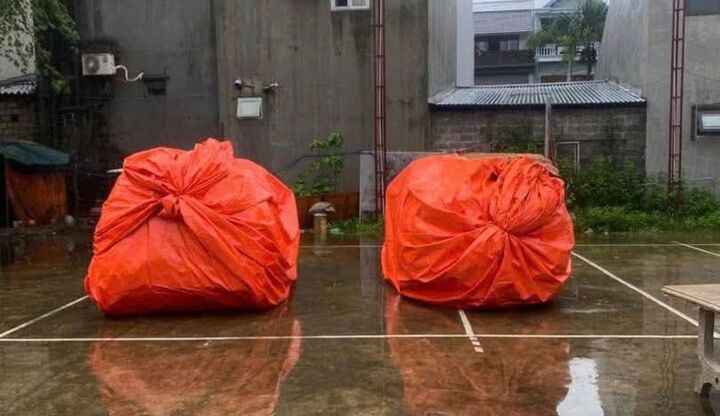 Chi 800 nghìn đồng bọc bạt ô tô tránh lũ, chủ xe Thái Nguyên bảo toàn 'xế cưng'- Ảnh 5. Chi 800 nghìn đồng bọc bạt ô tô tránh lũ, chủ xe Thái Nguyên bảo toàn 'xế cưng'- Ảnh 5.